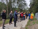 Die Teilnehmer:innen des Regionaltreffens für kleine Wasserversorger in Mürzzuschlag stehen vor einer Wasserversorgungsanlage und hören den Vortragenden zu.