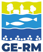 Logo mit Wellen, Fischen und Bäumen. Darunter in Großbuchstaben 'GE-RM'.