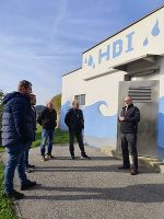 Mehrere Teilnehmer des ERFA stehen vor einem Wasserwerk